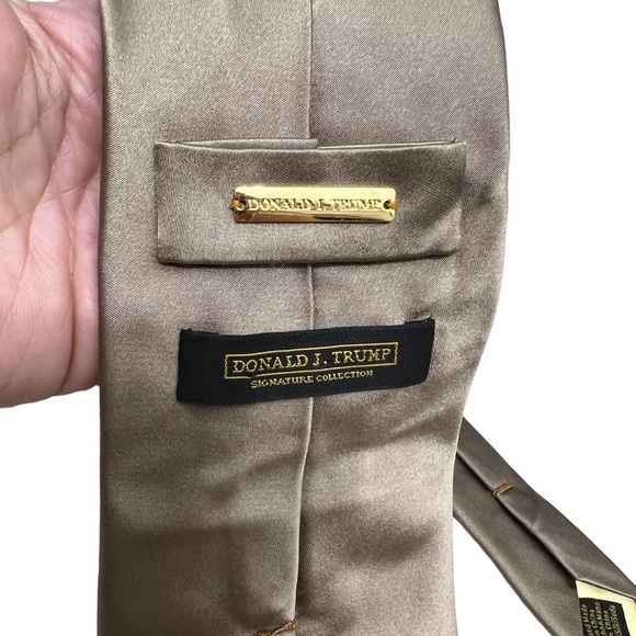 Donald J Trump 100% silk Signature Collection tie - Picture 3 of 7